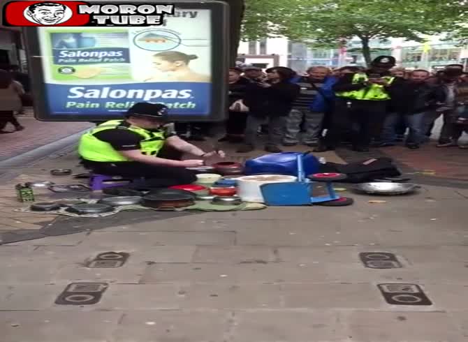 Video :This British police officer performs on Birmingham's streets